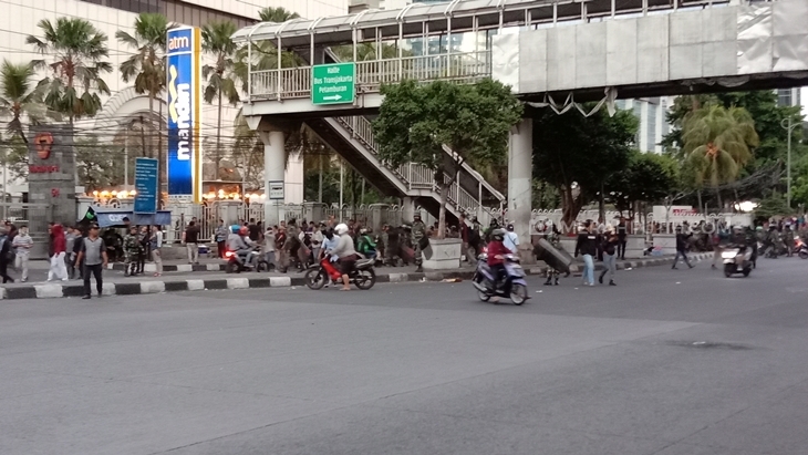 TNI Halau Pelajar dan Masyarakat untuk Solat Magrib