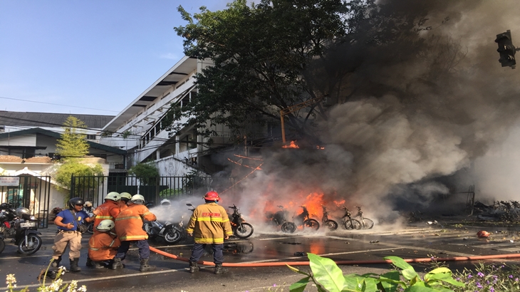 Akibat ledakan bom api menyambar sepeda motor