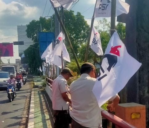 Ratusan Bendera PSI Berlogo Gajah Dicopot Satpol PP Solo