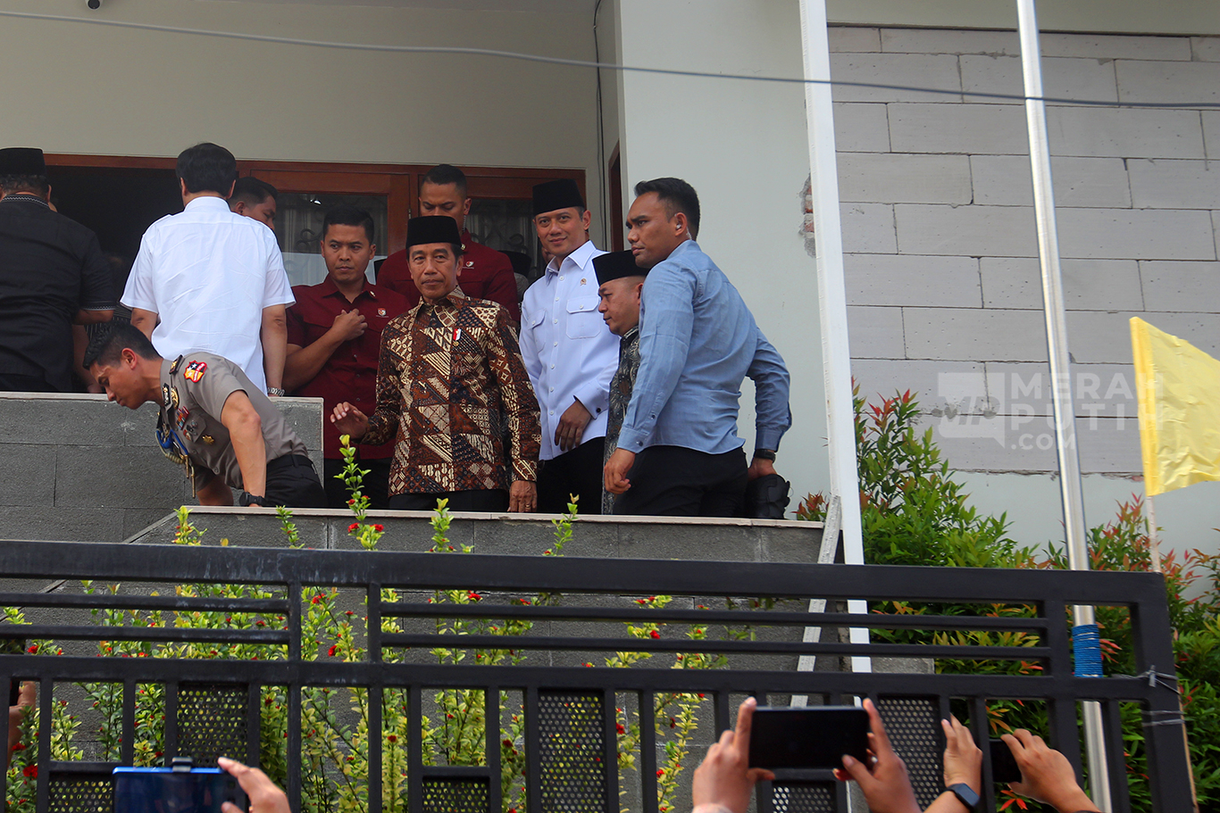 Presiden Joko Widodo Melayat ke Rumah Duka Wapres ke-9 Hamzah Haz