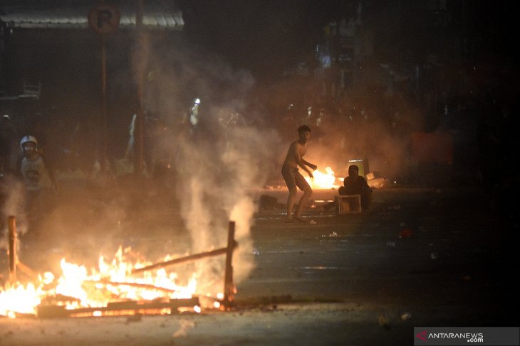Massa melakukan perlawanan ke arah Brimob di Kawasan Tanah Abang, Jakarta, Rabu (22/5/2019) dini hari. ANTARA FOTO/M Risyal Hidayat/pras