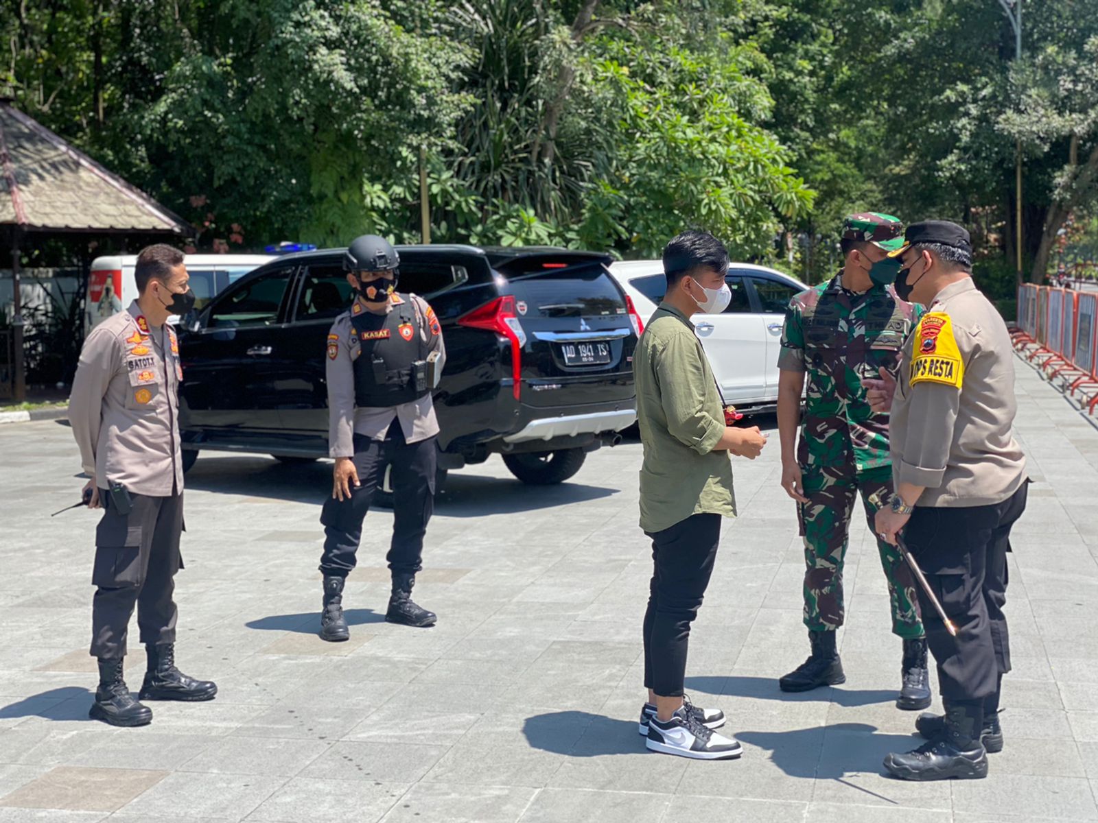 Wali Kota Solo Gibran Rakabuming Raka meninjau lokasi Palaza Manahan yang menjadi lokasi aksi 212 dan dilarang Polresta Surakarta, Kamis (2/12). (MP/Ismail)
