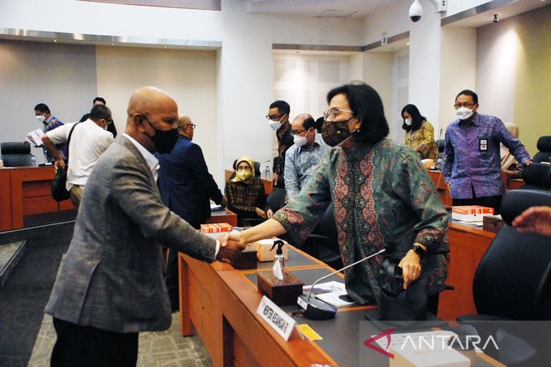 Ketua Badan Anggaran DPR, Said Abdullah, bersalaman dengan Menteri Keuangan, Sri Mulyani Indrawati, di Gedung DPR, Jakarta, Kamis. ANTARA/HO-DPR