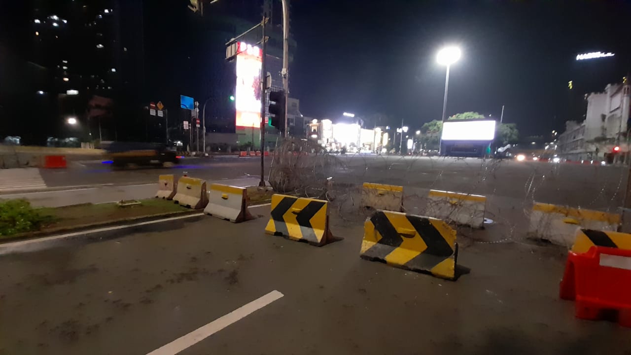 Sejumlah ruas jalan ditutup untuk mengantisipasi adanya aksi unjuk rasa sejumlah elemen masyarakat yang akan berlangsung Sabtu (24/7). Foto: MP/Kanu