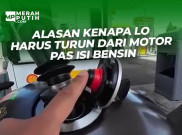 Alasan Kenapa Lo Harus Turun dari Motor Pas Isi Bensin