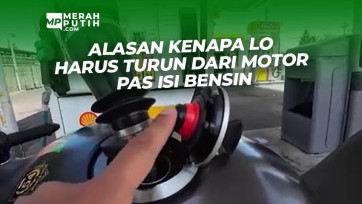 Alasan Kenapa Lo Harus Turun dari Motor Pas Isi Bensin