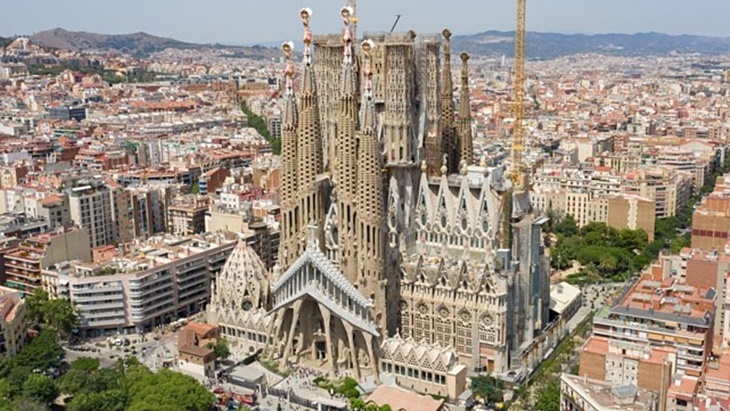 Bintang Berukuran 7,5 Meter Hiasi Puncak Menara Sagrada Familia, Barcelona