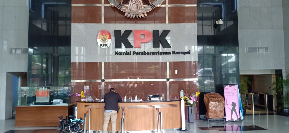 Operator anggota DPR dari Fraksi PDI Perjuangan, Ihsan Yunus, Agustri Yogasmara alias Yogas, menyerahkan dua unit sepeda merk Brompton ke Komisi Pemberantasan Korupsi (KPK). 