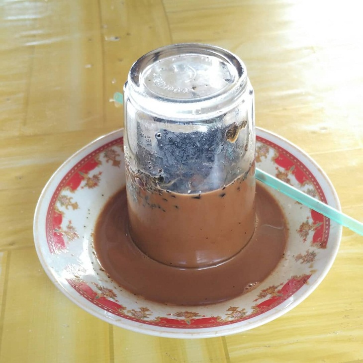 Cara meminum kopi terballk dengan sedotan. (Foto: instagram.com/satriawahyudi133)