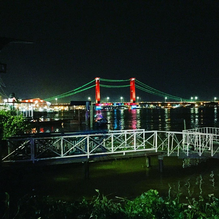 Pemandangan Jembatan Amperan saat malam hari. (Instagram/duffrider)