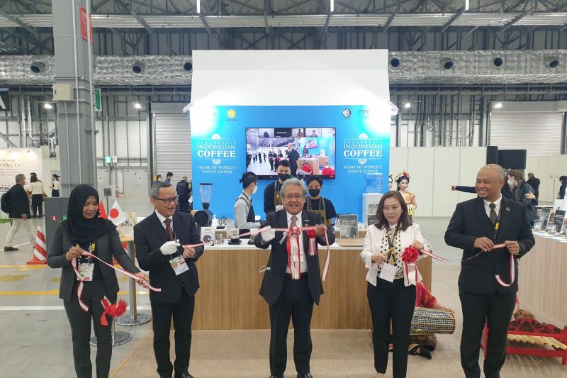 Duta Besar Luar Biasa dan Berkuasa Penuh (LBBP) RI untuk Jepang merangkap Negara Federasi Mikronesia Heri Akhmadi (tengah) meresmikan Paviliun Indonesia di Pameran SCAJ Expo 2021 Tokyo, Rabu (17/11/2021). (ANTARA/HO-KBRI Tokyo)