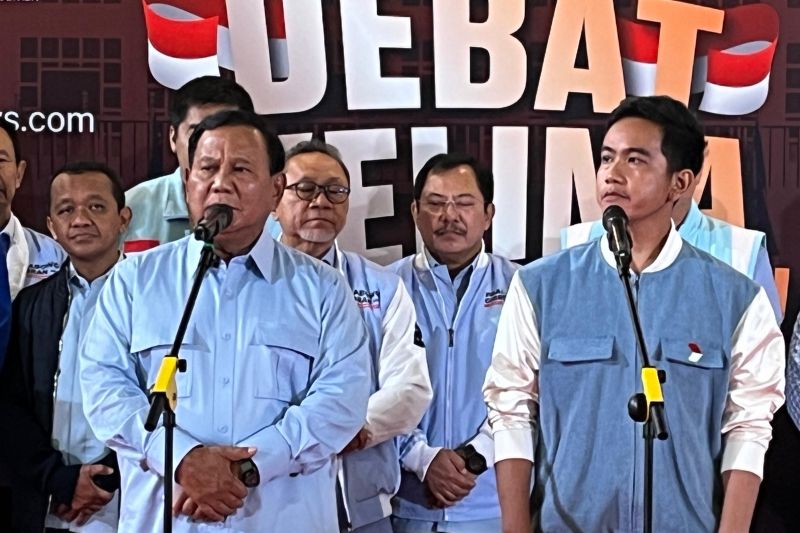 Capres-Cawapres nomor urut 2, Prabowo Subianto dan Gibran Rakabuming Raka, usai debat kelima Capres 2024 di JCC Senayan, Jakarta, Minggu (4/2)
