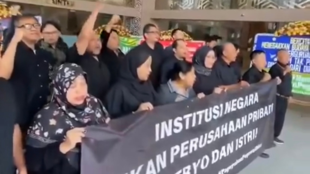 Tak Terima Dipecat, ASN Kemendikti Saintek Unjuk Rasa dan Soraki Menteri