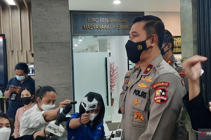 Kepala Biro Penerangan Masyarakat Divisi Humas Kepolisian Indonesia, Brigadir Jenderal Polisi Rusdi Hartono, memberikan keterangan kepada awak media di Gedung Humas Kepolisian Indonesia, Jakarta, Senin (7/6/2021). ANTARA/Laily Rahmawaty