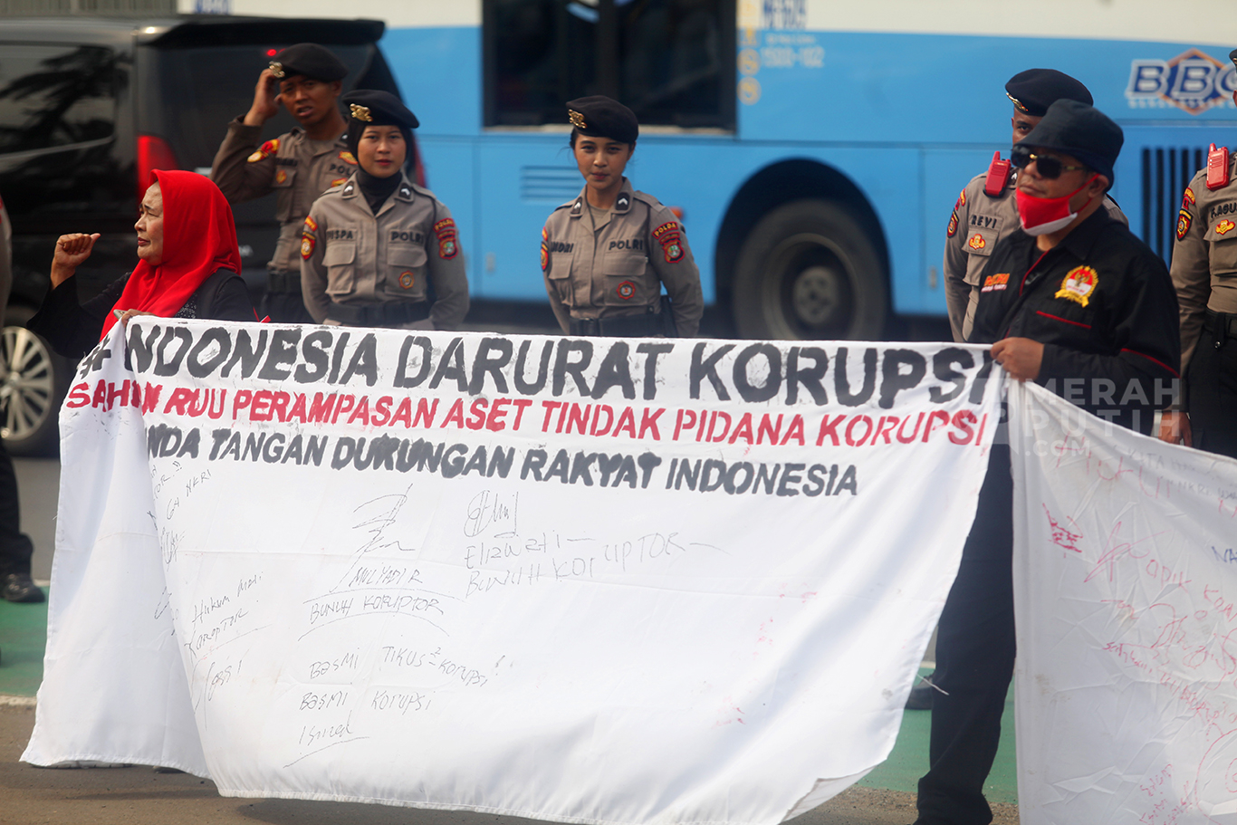 Aksi sejumlah massa menggelar unjuk rasa menutut sahkan RUU Perampasan Aset di depan Gerbang Utama Kompleks Parlemen, Senayan, Jakarta Pusat, Senin (15/9/2025).