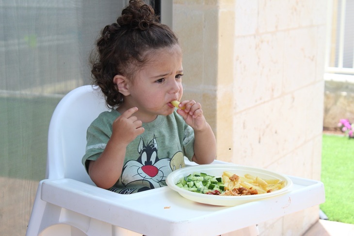 eating child