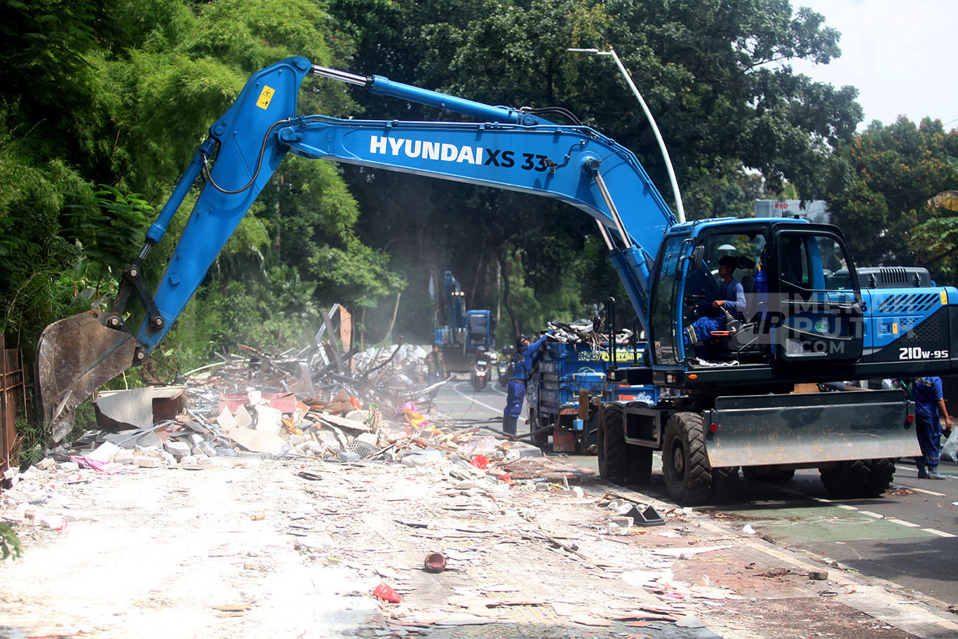 Eskavator melakukan perobohan bangunan kios Pasar hewan Peliharaan Barito, Jakarta Selatan, Senin (27/10/2025).