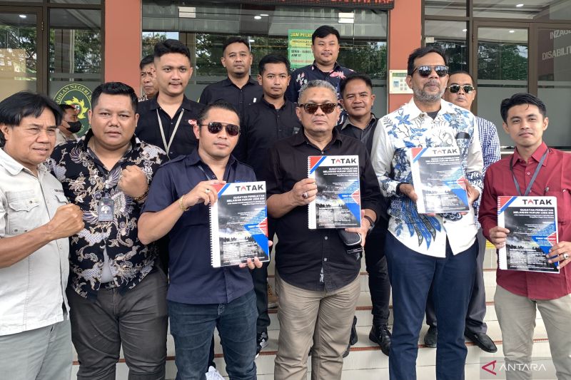 Tim Advokasi Tragedi Kanjuruhan (Tatak) menunjukkan berkas gugatan perdata korban tragedi Kanjuruhan, di Pengadilan Negeri Malang, di Kota Malang, Jawa Timur, Rabu (21/12/2022). (ANTARA/Vicki Febrianto)