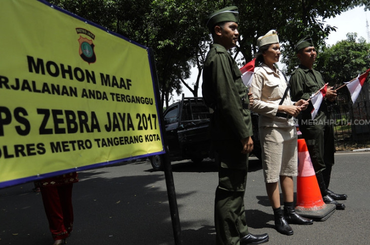 Memperingati Hari Pahlawan, Polisi Kenakan Baju Pejuang Saat Operasi Zebra Jaya