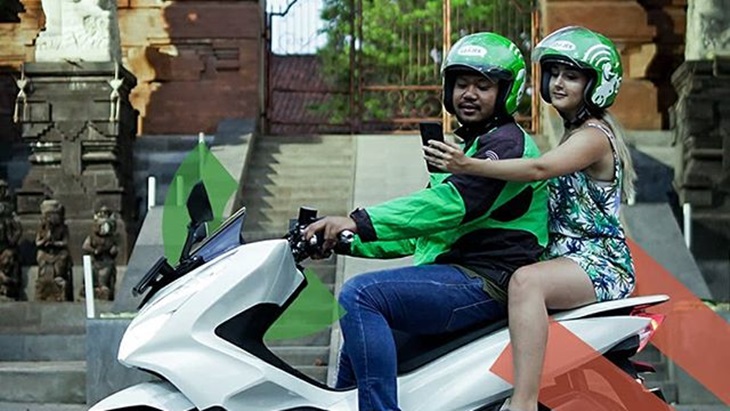 Pengemudi gojek dan langganannya. (Instagram/@gojekindonesia)