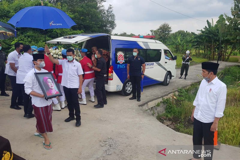 pemakaman ibu jokowi