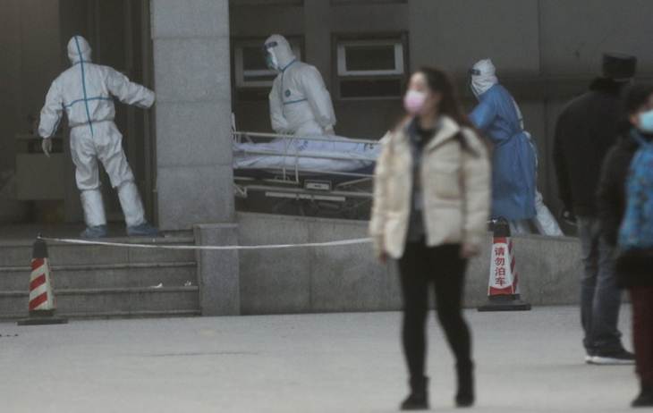 Staf medis memindahkan pasien korona di rumah sakait Jinyintan, Tiongkok (20/1/2020). ANTARA/REUTERS/Darley Shen/tm.
