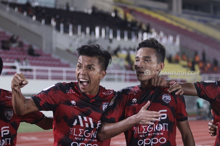 Pemain AHH PS Pati Yuda Risky Irawan merakan gol ke gawang Persijap Jepara pada laga Liga 2 di Stadion Manahan Solo, Senin (11/10) (MP/Ismail)