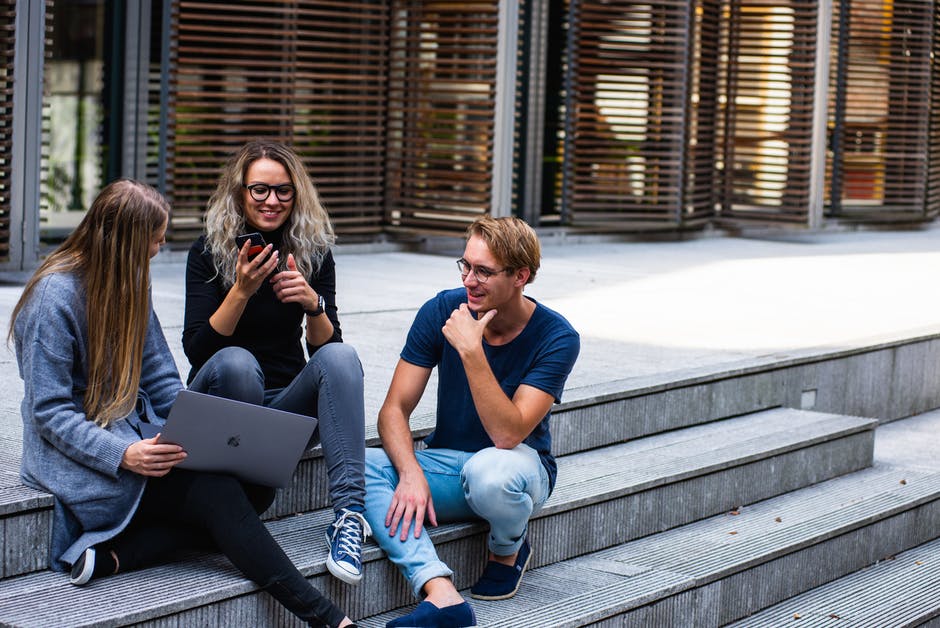Ajak teman. (Foto- pexels/Buro Millennial)