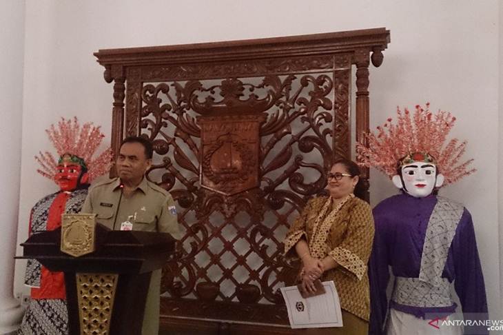 Sekretaris Daerah DKI Jakarta Saefullah berikan keterangan kepada awak media di Balai Kota Jakarta, Senin (16/12/2019) (ANTARA/Laily Rahmawaty)