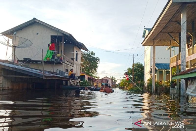 Kondisi banjir yang terjadi di Desa Perigi Kecamatan Silat Hilir yang merendam ratusan pemukiman penduduk. ANTARA FOTO/HO-BPBD Kapuas Hulu (Teofilusianto Timotius)