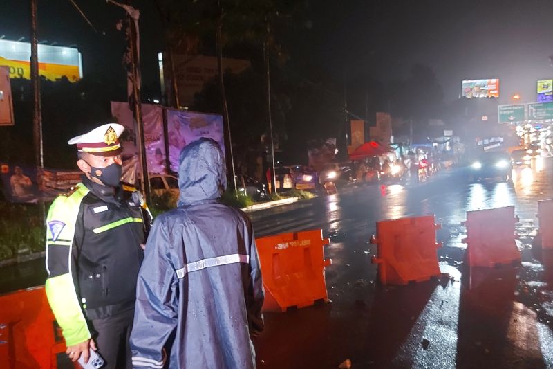 Kasat Lantas Polres Bogor AKP Dicky Anggi Pranata (kiri) di Simpang Gadog, Jawa Barat. (Foto: Antara)