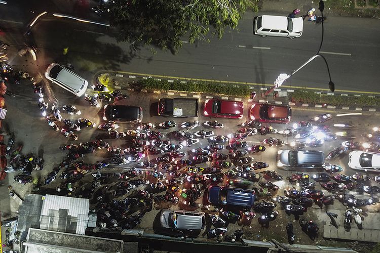 Sejumlah kendaraan terjebak kemacetan saat akan melintas di posko penyekatan mudik di Kedungwaringin, Kabupaten Bekasi, Jawa Barat, Minggu (9/5/2021). Pada H-3 jelang Hari Raya Idul Fitri 1422 H petugas gabungan dari TNI,Polri, Dishub dan Satpol PP memperketat penjagaan pemudik di perbatasan Kabupaten Bekasi dan Karawang.(ANTARA FOTO/FAKHRI HERMANSYAH)