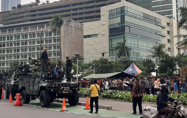 Alutsista Canggih Milik TNI Jadi Sasaran Selfie Warga