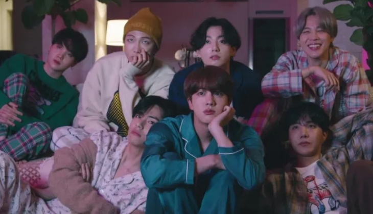 BTS gunakan piyama dalam musik video Life Goes On. (Foto: pragativadi)