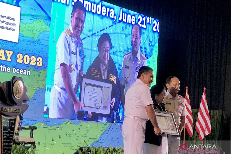 Megawati Terima Brevet Kehormatan Hidro-Oseanografi TNI AL