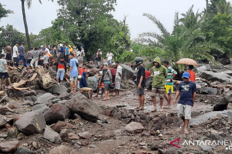 Warga Kecamatan Ile Ape, Kabupaten Lembata, Nusa Tenggara Timur sedang mencari para korban banjir bandang yang masih belum ditemukan, Minggu (4/4). (Antara/ HO Kominfo Kabupaten Lembata)