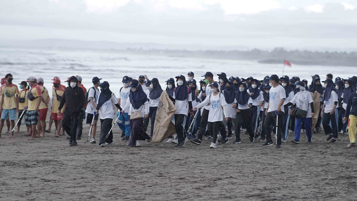 Clean Up The World Ajak Bersih-Bersih Pantai Pangandaran