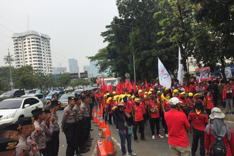 Polisi dan TNI Hadang Massa Buruh Menuju Gedung MPR/DPR