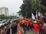 Polisi dan TNI Hadang Massa Buruh Menuju Gedung MPR/DPR