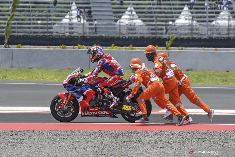 Sejumlah Marshal mendorong motor pembalap saat sesi latihan bebas pertama (Free Practice) balapan World Superbike (WSBK) di Pertamina Mandalika International Street Circuit di KEK Mandalika, Desa Kuta, Kecamatan Pujut, Praya, Lombok Tengah, NTB, Jumat (19/11/2021). ANTARA FOTO/Ahmad Subaidi/foc. (ANTARA FOTO/AHMAD SUBAIDI)
