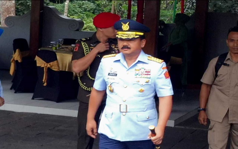 Panglima TNI Marsekal Hadi Tjahjanto saat berziarah ke Presiden Soeharto di Astana Giribangun
