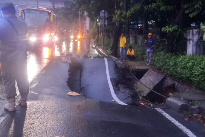 Jalan RA Kartini Jakarta Amblas