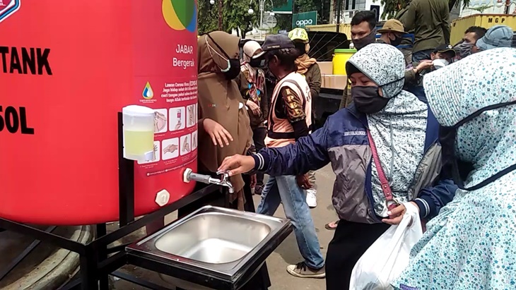 Selain paket sembako, Jabar Bergerak juga memasang wastafel portabel untuk cuci tangan warga