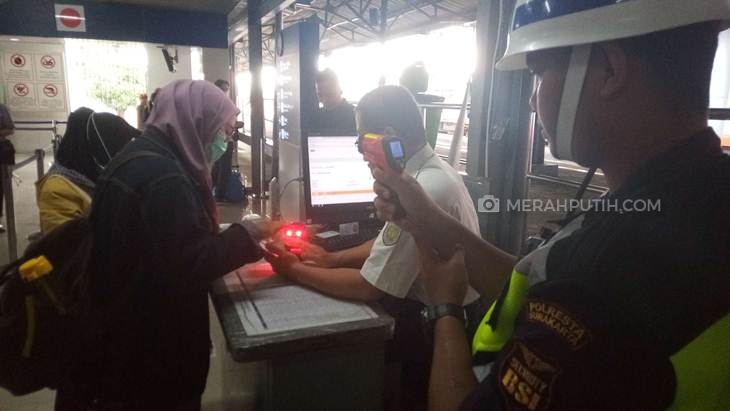 Petugas Daops VI PT KAI memeriksa suhu badan semua penumpang kereta di Stasiun Solo Balapan, Jawa Tengah, Jumat (6/3). (MP/Ismail)
