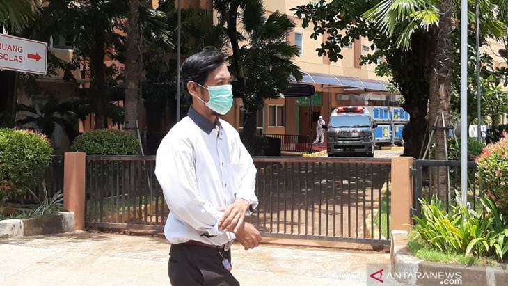 Pengunjung berjalan di depan RSPI Sulianti Saroso, Jakarta Utara. (Foto: (ANTARA/Prisca Triferna/ac)