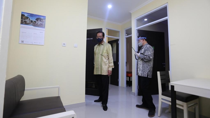 Gubernur DIY Sri Sultan Hamengku Buwono X meninjau selter COVID-19 di Kota Yogyakarta. (Foto: Humas Pemda DIY)