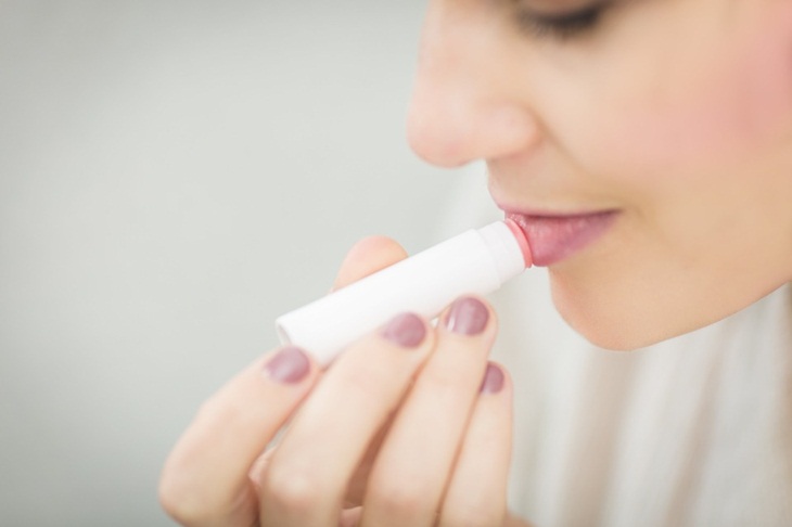 Lip balm bisa mengatasi bibir pecah atau kering. (Foto: Pixabay/StockSnap)