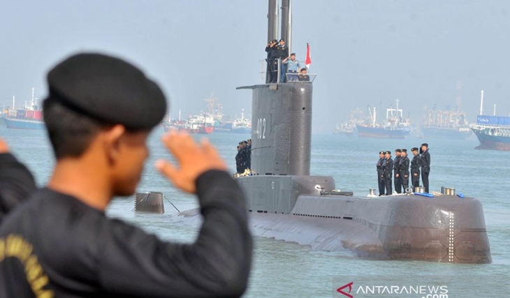 Anggota TNI AL melakukan penghormatan ketika kapal selam KRI Nanggala-402 tiba di Dermaga Koarmatim, Ujung, Surabaya, Jatim, Senin (6/2/2012). (ANTARAFOTO/M RISYAL HIDAYAT)