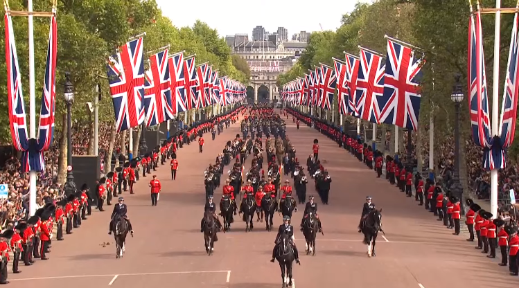 Iring-iringan Jenazah Ratu Elizabeth II Bergerak Menuju Kastil Windsor