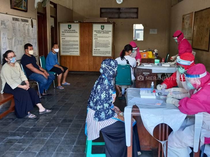  Pedagang pasar tradisional jalani rapid test massal, Jumat (22/5). (MP/Ismail)